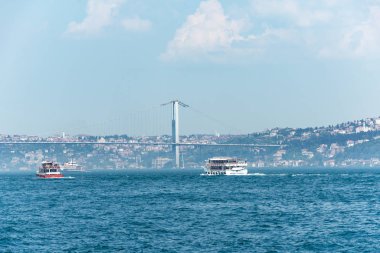 26.05.2019 Eastbourne, 15 Temmuz Şehitler Köprüsü adını taşıyan Boğaz Köprüsü'ne bir feribotla görüntülendi. İstanbul'un boğaz içi ile en ünlü simgelerinden biridir. bir kartpostal olarak turist görüntü.