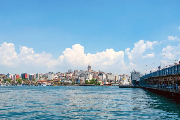 25.05.2019 İstambul'da çok sayıda balıkçı ve turist İstanbul Boğazı'ndan galata köprüsünde. İstanbul'un tarihi merkezinde ünlü bir simge yapıdır. bir kartpostal olarak turist görüntü.