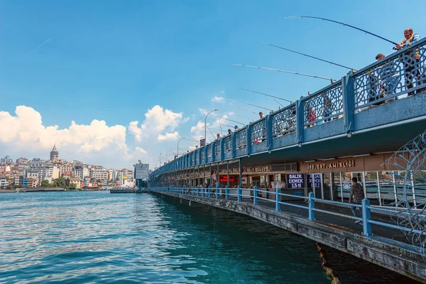25.05.2019 İstambul'da çok sayıda balıkçı ve turist İstanbul Boğazı'ndan galata köprüsünde. İstanbul'un tarihi merkezinde ünlü bir simge yapıdır. bir kartpostal olarak turist görüntü.