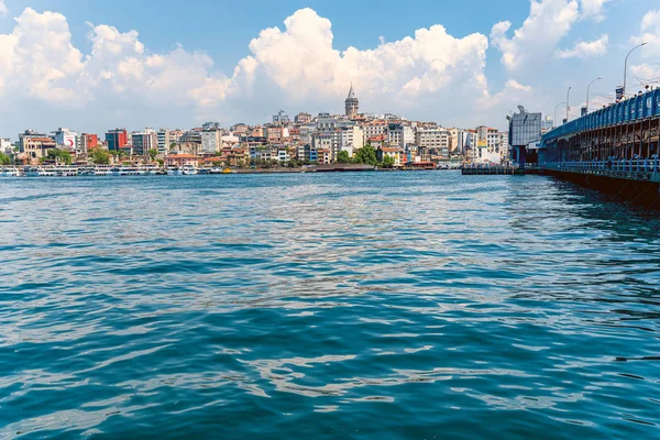 25.05.2019 İstambul'da çok sayıda balıkçı ve turist İstanbul Boğazı'ndan galata köprüsünde. İstanbul'un tarihi merkezinde ünlü bir simge yapıdır. bir kartpostal olarak turist görüntü.