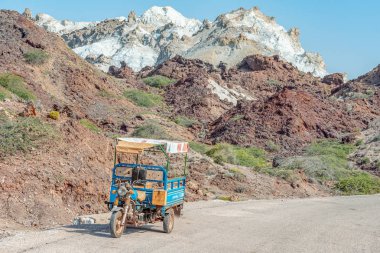 05/11/2019 Hürmüz, İran'ın Hormozgan eyaleti, adadaki tuz madenlerinin önünde duran bagajı olan bir motosiklet