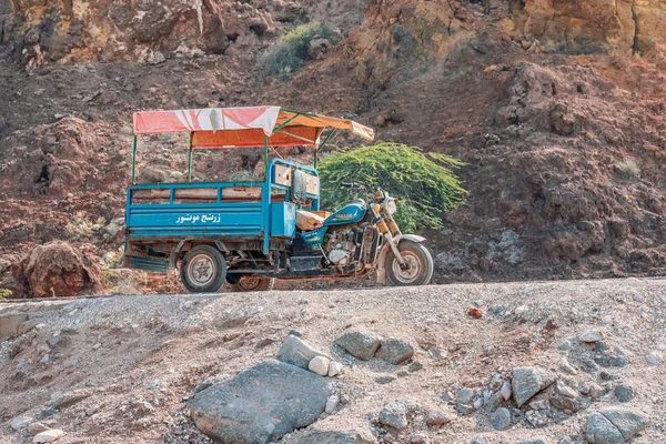 05/11/2019 Hürmüz, İran'ın Hormozgan eyaleti, adadaki tuz madenlerinin önünde duran bagajı olan bir motosiklet