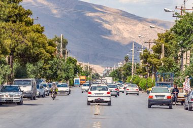 28.07.2019 Zhytomyr, Ukrayna'da genç adamın gün batımında kentin uyku alanında beton balkondaki aynaya yansıdığı