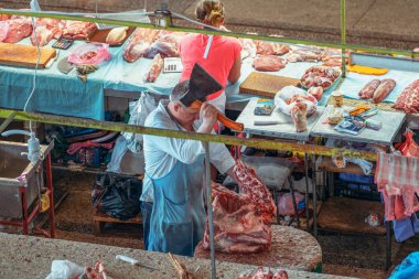 14/06/2019 Kiev, Ukrayna'da, kapalı çiftçi pazarının pavyonu ile çok sayıda alışveriş merkezi ve taze sebze ve et satıcısı. Sovyetler Birliği zaman pazarı