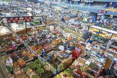 14/06/2019 Kiev, Ukrayna'da, kapalı çiftçi pazarının pavyonu ile çok sayıda alışveriş merkezi ve taze sebze ve et satıcısı. Sovyetler Birliği zaman pazarı