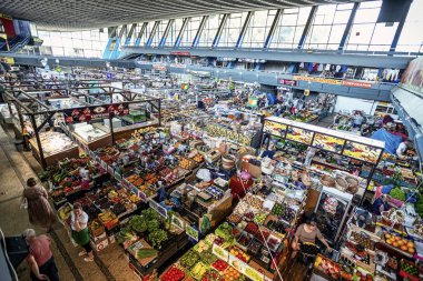 14/06/2019 Kiev, Ukrayna'da, kapalı çiftçi pazarının pavyonu ile çok sayıda alışveriş merkezi ve taze sebze ve et satıcısı. Sovyetler Birliği zaman pazarı