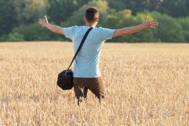 Adam çavdar tarlasında yürür kollarını açar ve göğüslerine, huzura ve özgürlüğe doğru nefes alır.