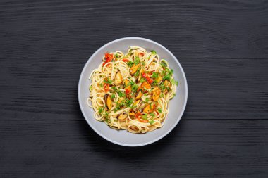 Midye Marinara ile Makarna Spagetti deniz ürünleri, İtalyan makarna tipik yemek. üst görünüm. metin için bir yer ile siyah bir arka plan üzerinde, kopyalama alanı