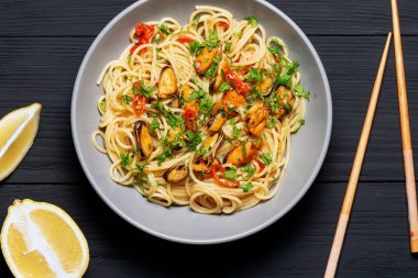 Midye Marinara ile Makarna Spagetti deniz ürünleri, İtalyan makarna tipik yemek. üst görünüm. metin için bir yer ile siyah bir arka plan üzerinde, kopyalama alanı