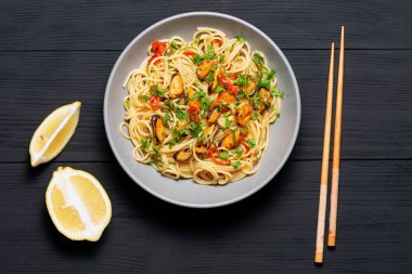 Midye Marinara ile Makarna Spagetti deniz ürünleri, İtalyan makarna tipik yemek. üst görünüm. metin için bir yer ile siyah bir arka plan üzerinde, kopyalama alanı