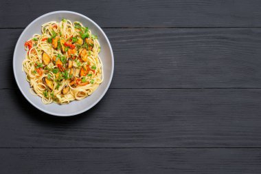 Midye Marinara ile Makarna Spagetti deniz ürünleri, İtalyan makarna tipik yemek. üst görünüm. metin için bir yer ile siyah bir arka plan üzerinde, kopyalama alanı