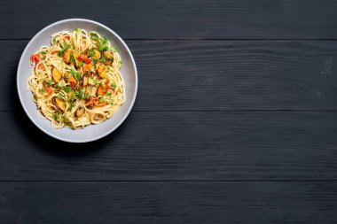 Midye Marinara ile Makarna Spagetti deniz ürünleri, İtalyan makarna tipik yemek. üst görünüm. metin için bir yer ile siyah bir arka plan üzerinde, kopyalama alanı