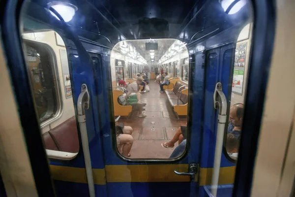 2019 Kiev Ucrania Interior Vagón Subterráneo Con Pasajeros Durante Cruce —  Fotos de Stock