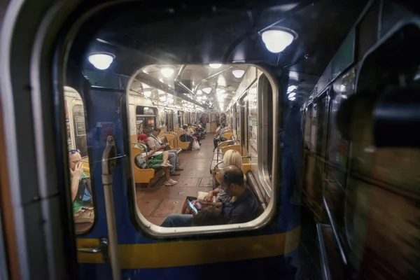 2019 乌克兰 在隧道中交叉时 一辆地铁车厢内部与乘客一起 — 图库照片