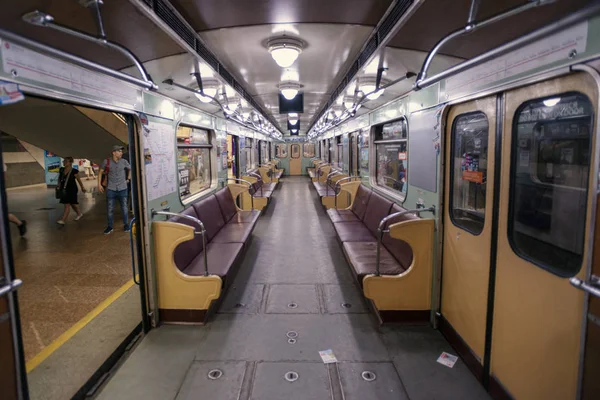 2019 乌克兰 在隧道中交叉时 一辆地铁车厢内部与乘客一起 — 图库照片