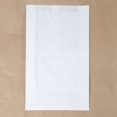 Öğle yemeği veya gıda veya kahverengi kağıt zanaat arka plan üzerinde satın alma için Geri dönüşümlü boş kraft kağıt alışveriş beyaz çanta Mock-up