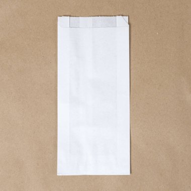 Öğle yemeği veya gıda veya kahverengi kağıt zanaat arka plan üzerinde satın alma için Geri dönüşümlü boş kraft kağıt alışveriş beyaz çanta Mock-up