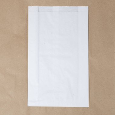 Öğle yemeği veya gıda veya kahverengi kağıt zanaat arka plan üzerinde satın alma için Geri dönüşümlü boş kraft kağıt alışveriş beyaz çanta Mock-up