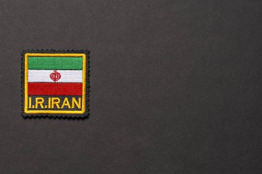 Siyah arkaplanda kopyalama alanı olan İran bayrağı