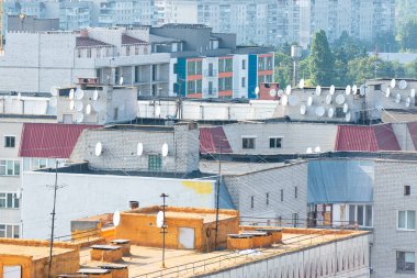 28/07/2019 Zhytomyr, Ukrayna, uyku alanında birçok uydu anteni ile çok katlı çatılar