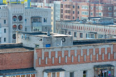 28/07/2019 Zhytomyr, Ukrayna, uyku alanında hem yeni hem de Sovyet times binalarının çok katlı çatılarının karışımı