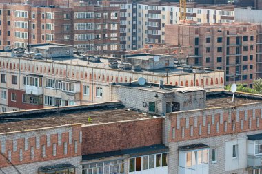 28/07/2019 Zhytomyr, Ukrayna, uyku alanında hem yeni hem de Sovyet times binalarının çok katlı çatılarının karışımı