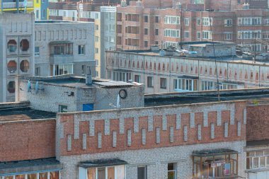 28/07/2019 Zhytomyr, Ukrayna, uyku alanında hem yeni hem de Sovyet times binalarının çok katlı çatılarının karışımı