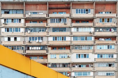 28/07/2019 Zhytomyr, Ukrayna, uyku alanında hem yeni hem de Sovyet times binalarının çok katlı çatılarının karışımı
