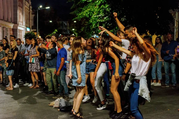 2019 Zhytomyr Ukrayna Bir Müzik Grubunun Performansı Sırasında Şehrin Akşam — Stok fotoğraf