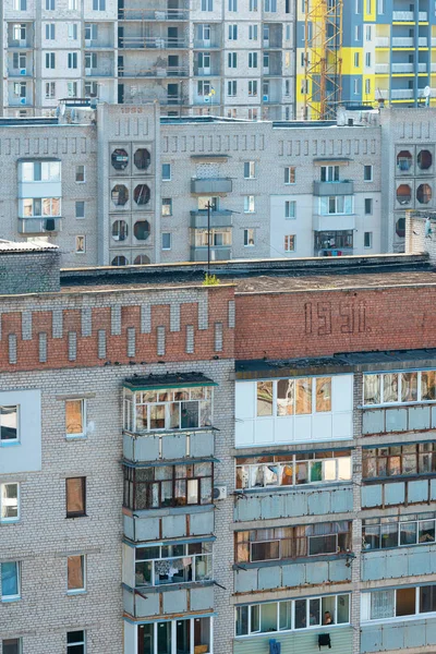 2019 Zhytomyr ウクライナ 睡眠エリア内の新しいとソ連の時代の建物の両方の多階建ての屋根のミックス — ストック写真