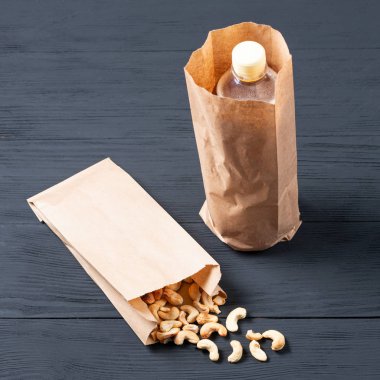 Filtresiz bira plastik şişeye döküldü. Fındıklı. konsept kağıt eko paketleri