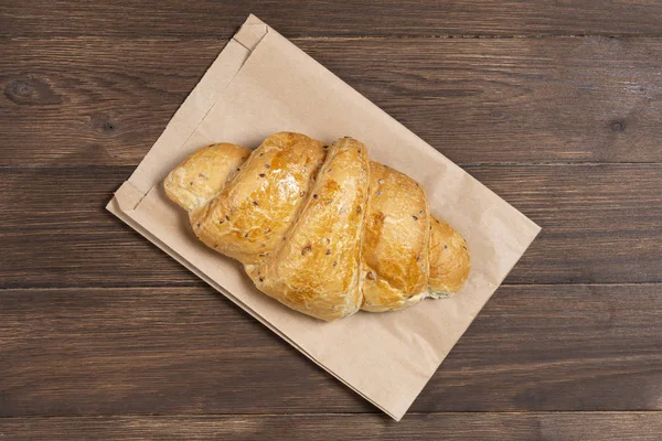 Croissant Saco Papel Sobre Fundo Madeira Conceito Pequeno Almoço Continental — Fotografia de Stock