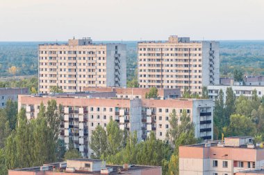 Kayıp şehir Pripyat 'ın hava manzarası. Ağaçlarla kaplı bir sürü boş beton zemin. Pripyat, Çernobil nükleer santralindeki kazadan sonra 33 yıl boyunca boşaldı.
