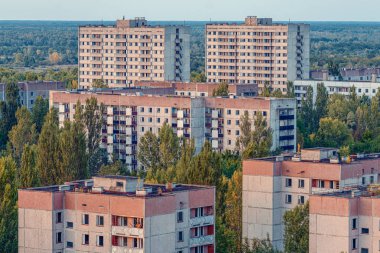 Kayıp şehir Pripyat 'ın hava manzarası. Ağaçlarla kaplı bir sürü boş beton zemin. Pripyat, Çernobil nükleer santralindeki kazadan sonra 33 yıl boyunca boşaldı.