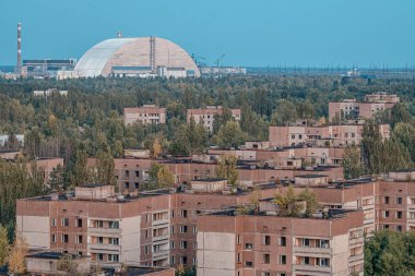 Terk edilmiş Pripyat umuduyla Çernobil nükleer santralindeki yeni güvenlik kemerinin görüntüsü. NSF, güvenli kapatma işi için yeni bir lahit.