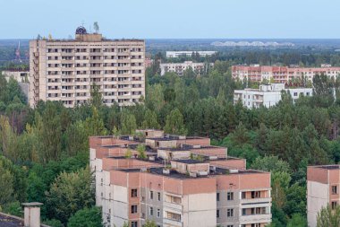 Kayıp şehir Pripyat 'ın hava manzarası. Ağaçlarla kaplı bir sürü boş beton zemin. Pripyat, Çernobil nükleer santralindeki kazadan sonra 33 yıl boyunca boşaldı.