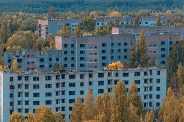Kayıp şehir Pripyat 'ın hava manzarası. Ağaçlarla kaplı bir sürü boş beton zemin. Pripyat, Çernobil nükleer santralindeki kazadan sonra 33 yıl boyunca boşaldı.