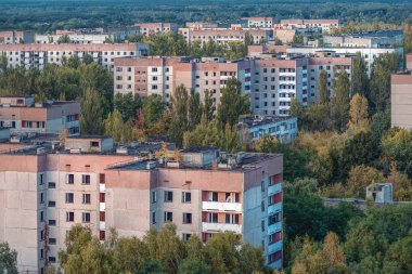 Kayıp şehir Pripyat 'ın hava manzarası. Ağaçlarla kaplı bir sürü boş beton zemin. Pripyat, Çernobil nükleer santralindeki kazadan sonra 33 yıl boyunca boşaldı.