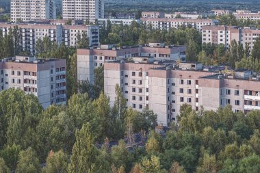 Kayıp şehir Pripyat 'ın hava manzarası. Ağaçlarla kaplı bir sürü boş beton zemin. Pripyat, Çernobil nükleer santralindeki kazadan sonra 33 yıl boyunca boşaldı.