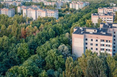 Kayıp şehir Pripyat 'ın hava manzarası. Ağaçlarla kaplı bir sürü boş beton zemin. Pripyat, Çernobil nükleer santralindeki kazadan sonra 33 yıl boyunca boşaldı.