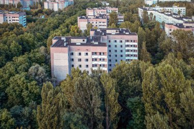 Kayıp şehir Pripyat 'ın hava manzarası. Ağaçlarla kaplı bir sürü boş beton zemin. Pripyat, Çernobil nükleer santralindeki kazadan sonra 33 yıl boyunca boşaldı.