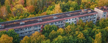 Gündoğumunda kayıp şehir Pripyat 'ın hava manzarası. Ağaçlarla kaplı bir sürü boş beton zemin. Pripyat, Çernobil nükleer santralindeki kazadan sonra 33 yıl boyunca boşaldı.