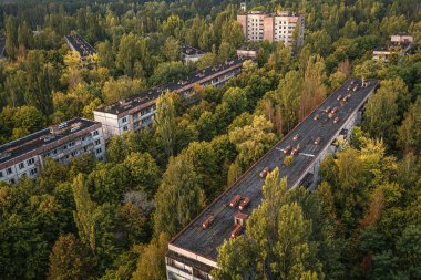 Kayıp şehir Pripyat 'ın hava manzarası. Ağaçlarla kaplı bir sürü boş beton zemin. Pripyat, Çernobil nükleer santralindeki kazadan sonra 33 yıl boyunca boşaldı.