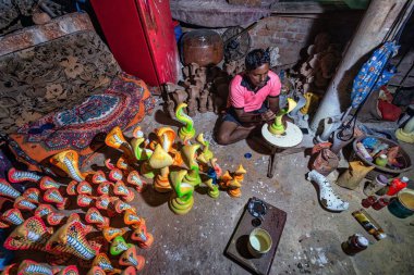 12 / 07 / 2020 Arambol. Goa mı? Hindistan. Tanrı Ganesha 'nın putunu Hindu festivali Ganesh Chaturthi' den önce çevre dostu topraktan yapan yerel sanatçılar Vinayaka Chaturthi olarak da bilinir.
