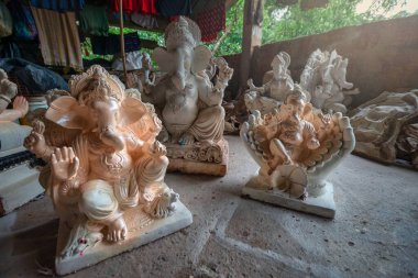 Yerel sanatçılar Arambol 'da Vinayaka Chaturthi olarak da bilinen Hindu festivali Ganesh Chaturthi' den önce Tanrı Ganesha / Tanrı Ganesh 'in putunu çevre dostu çamurdan hazırlıyorlar. GOA, Hindistan