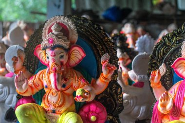 Yerel sanatçılar Arambol 'da Vinayaka Chaturthi olarak da bilinen Hindu festivali Ganesh Chaturthi' den önce Tanrı Ganesha / Tanrı Ganesh 'in putunu çevre dostu çamurdan hazırlıyorlar. GOA, Hindistan