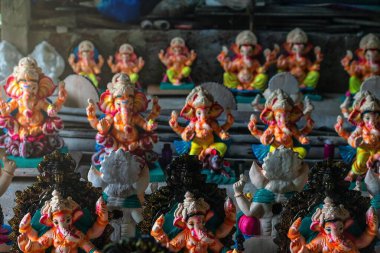 Yerel sanatçılar Arambol 'da Vinayaka Chaturthi olarak da bilinen Hindu festivali Ganesh Chaturthi' den önce Tanrı Ganesha / Tanrı Ganesh 'in putunu çevre dostu çamurdan hazırlıyorlar. GOA, Hindistan