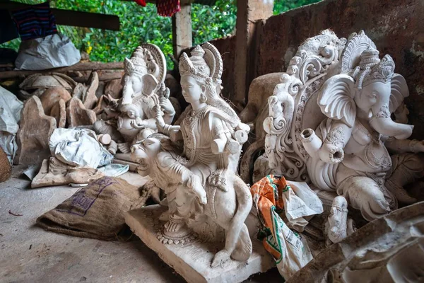 当地工匠在印度教节日Ganesh Chaturthi之前用生态友好的粘土制作神的偶像Ganesha Lord Ganesh在Arambol的Vinayaka Chaturthi Goa India — 图库照片