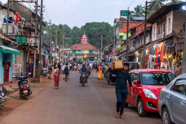 12 / 27 / 2019 Gokarna, Karnataka, pek çok tapınağı ve tapınağı olan kutsal Gokarna şehrinin sokaklarıyla dolu. Şehir Hinduistler için kutsal bir hac mekanıdır. Shivaratri Festivali için geleneksel Savaş Arabası