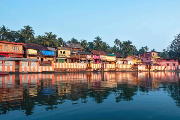 2019 Gokarna Karnataka Casas Indianas Coloridas Tanque Templo Listrado Laranja — Fotografia de Stock